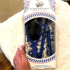 New! Wet brush and 1/2 in. Mini styling iron, blue